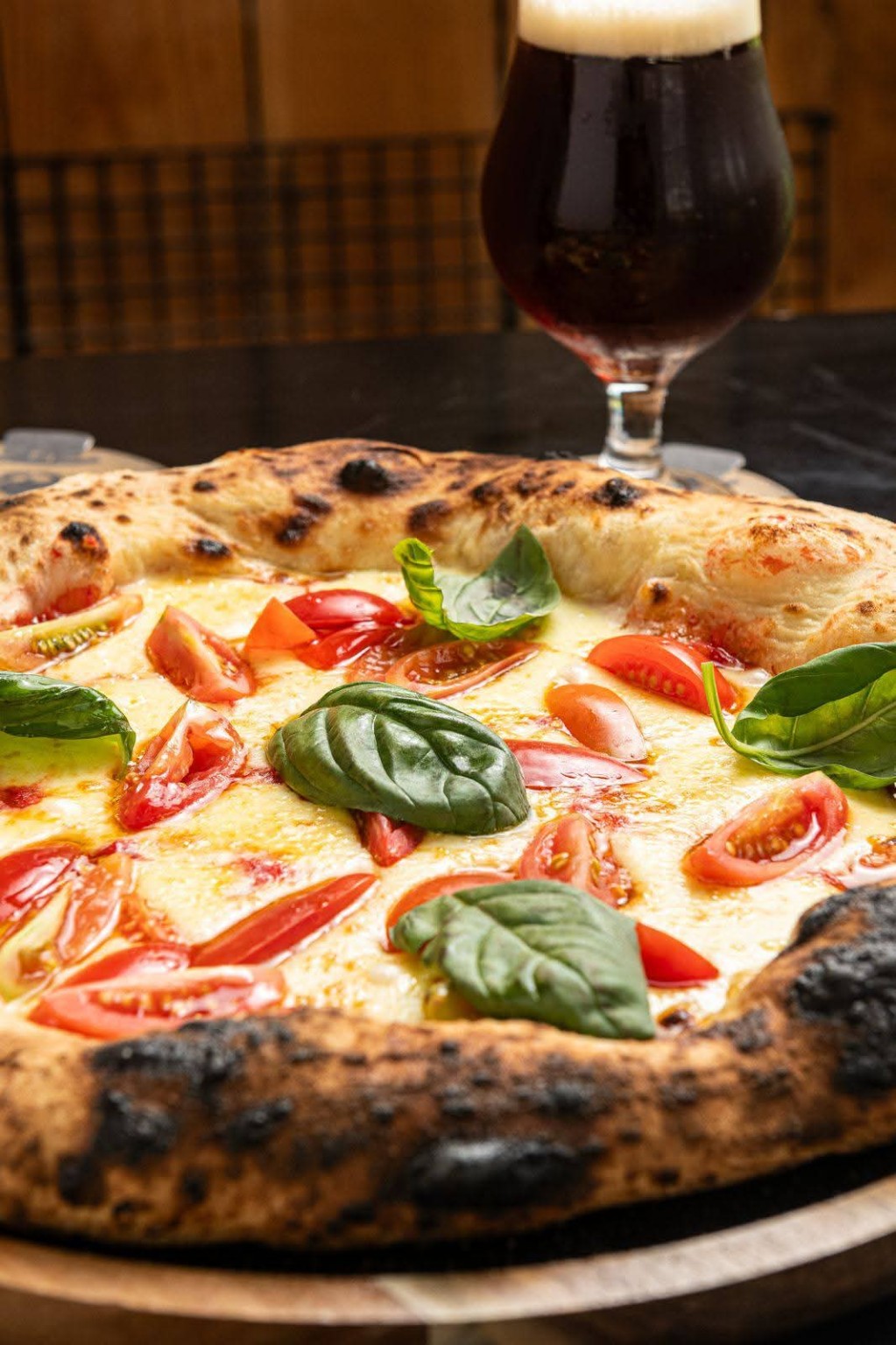 Pizza napoletana con basilico fresco e calice di vino