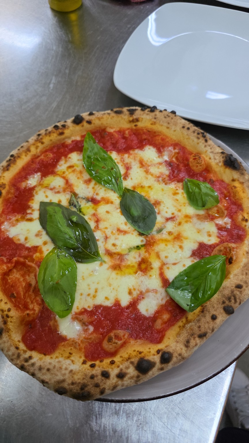 Pizza margherita napoletana di Napulè Ortigia