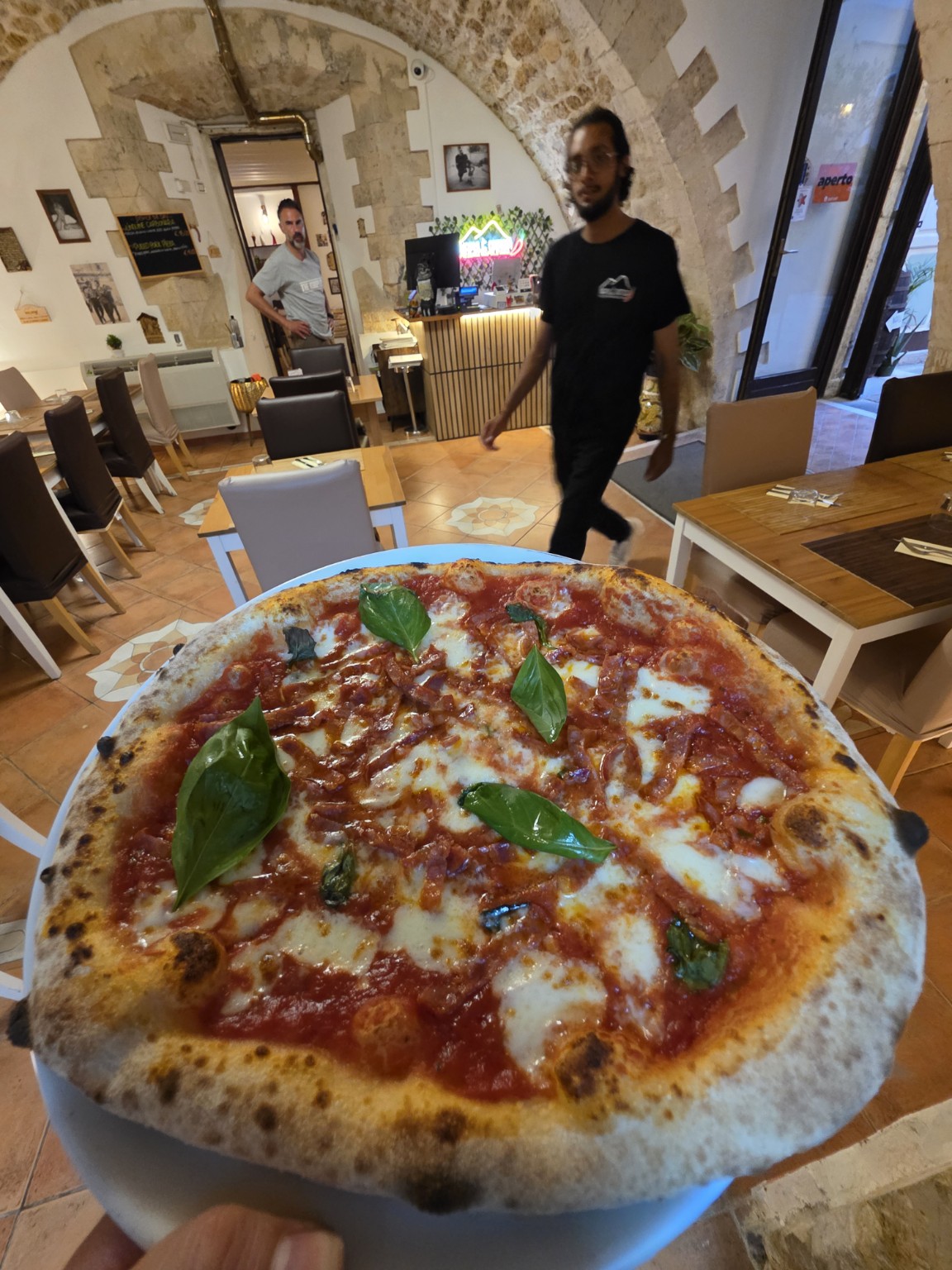 Pizza servita nella sala