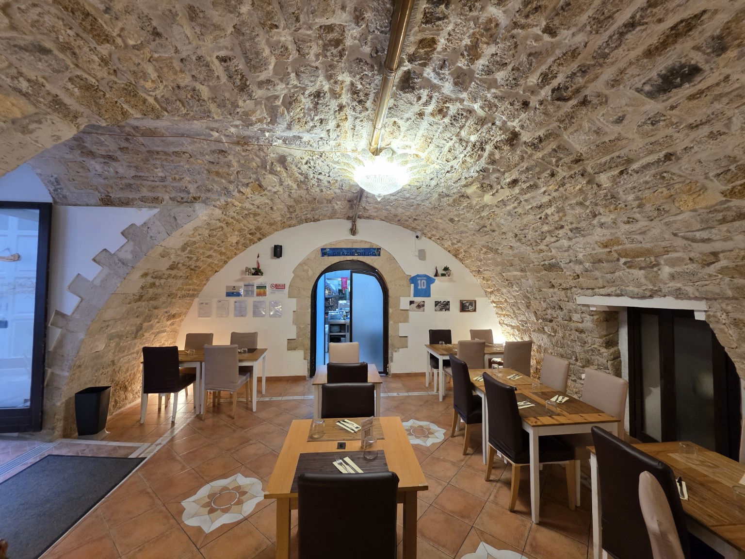 Sala interna con tavoli apparecchiati