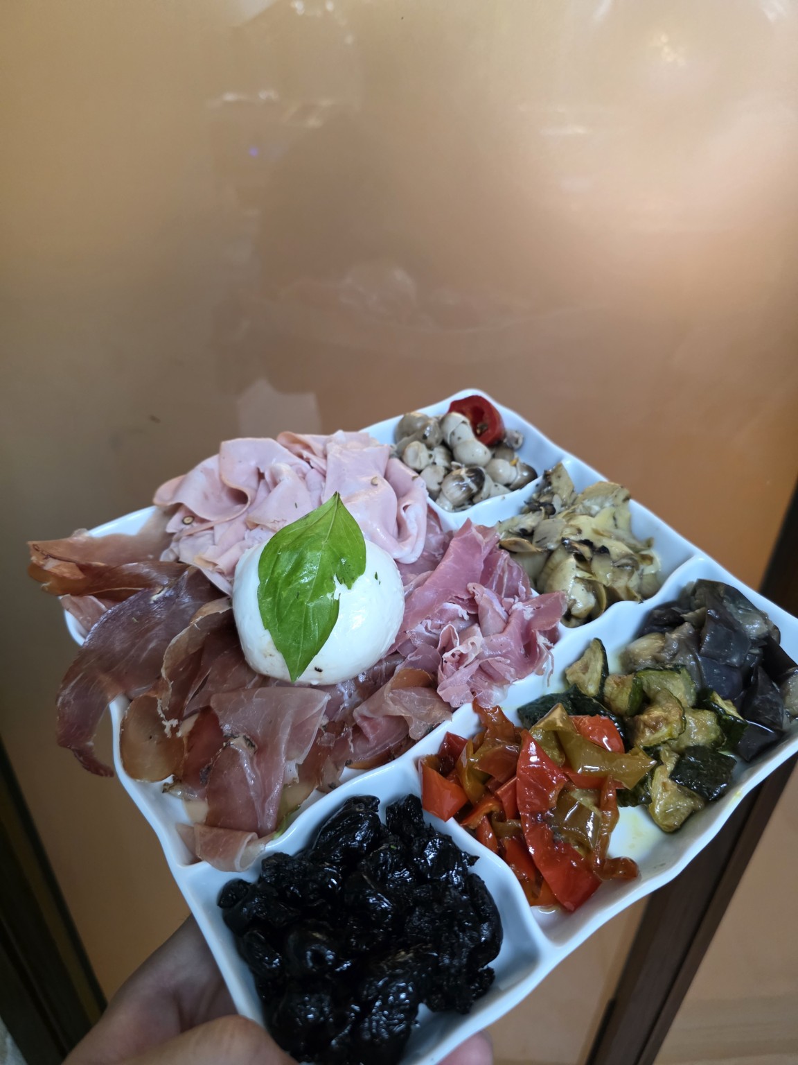 Antipasto di salumi, mozzarella e verdure