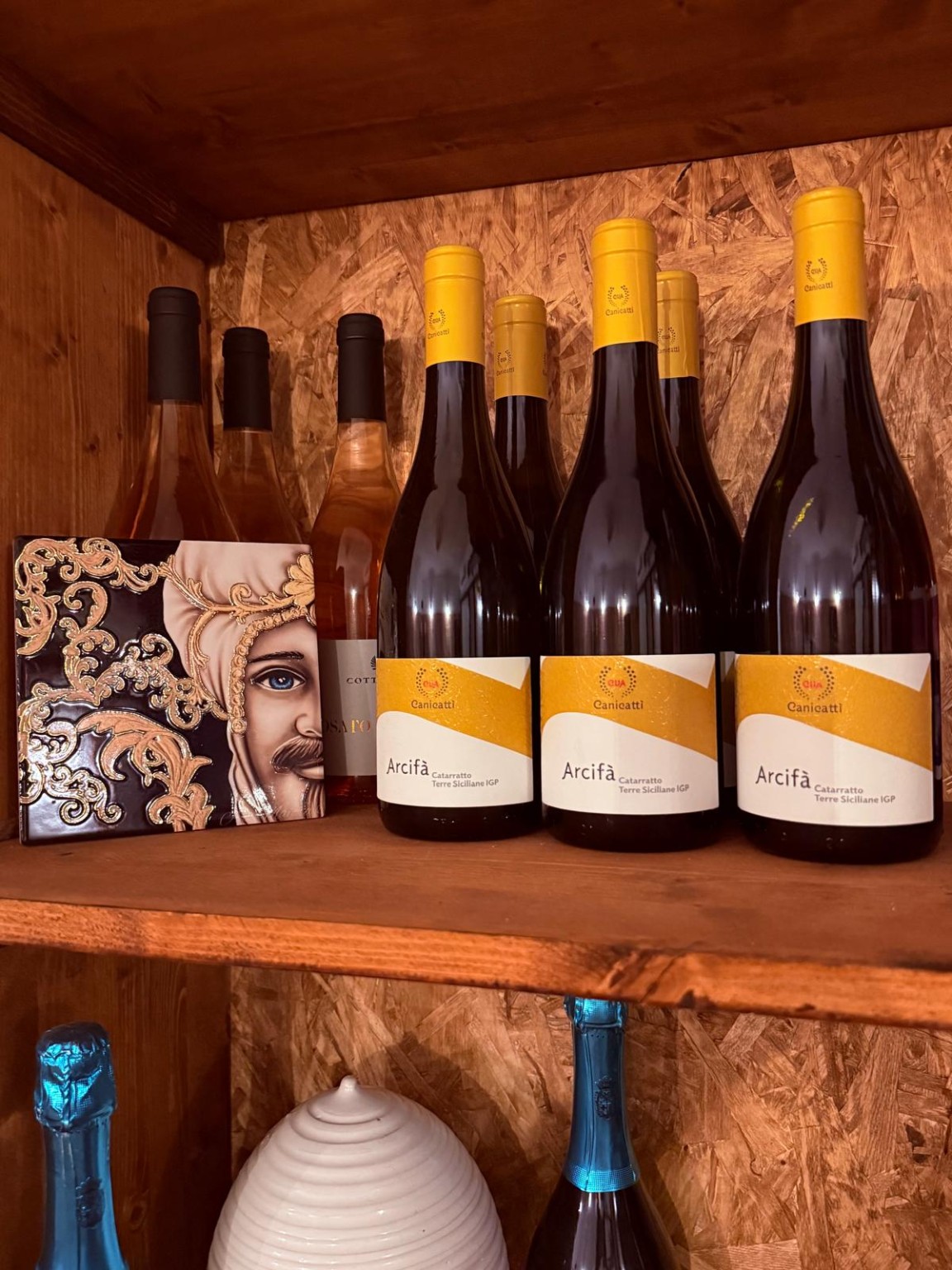 Selezione di vini Arcifà nella cantina di Napulè Ortigia