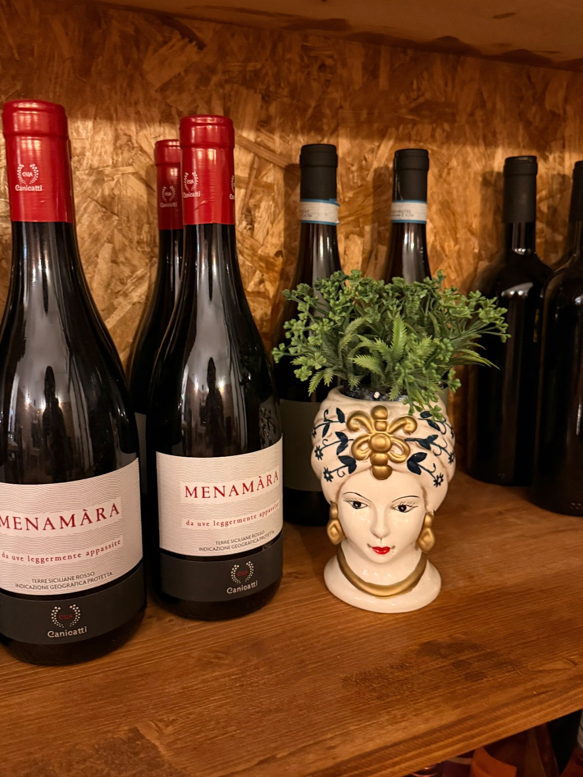 Bottiglie Menamàra rosso nella cantina di Napulè Ortigia